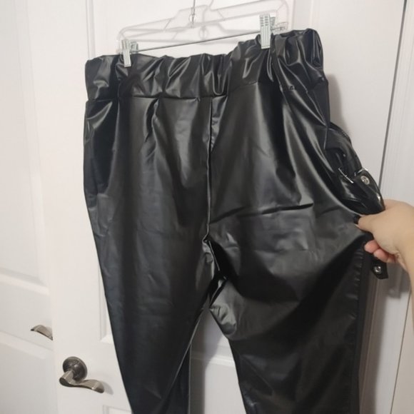 SHEIN black faux leather plus size pants - Picture 4 of 6